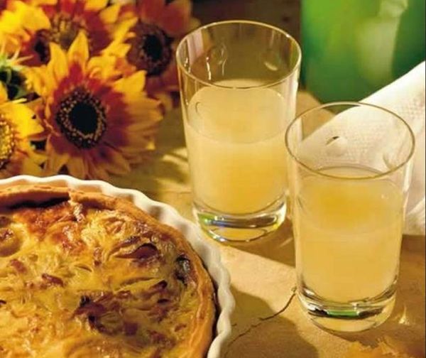 Zwiebelkuchen und Federweißer am Bootshaus